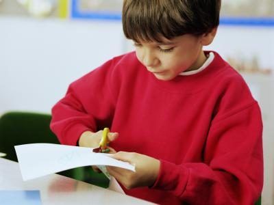 La plupart des ciseaux sont conçus pour les droitiers.