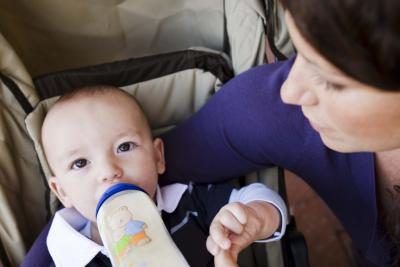 Toujours donner un enfant en bas âge d'insuffisance pondérale plein de matières grasses du lait.