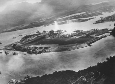 Vue aérienne de l'attaque japonaise sur Pearl Harbor prise de platanes japonaise le 7 décembre 1941