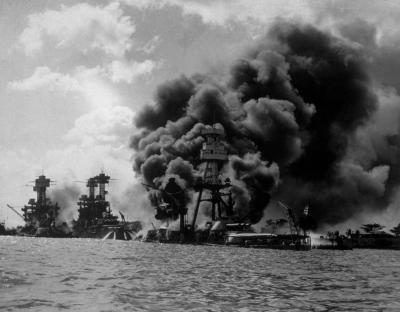 USS Arizona à Pearl Harbor brûlant lors de l'attaque japonaise, à gauche est le USS Tennessee et USS West Virginia