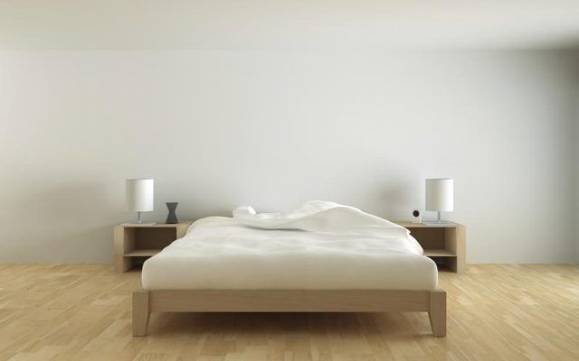 Un angle ouvert d'une couette sur un lit de style minimaliste.