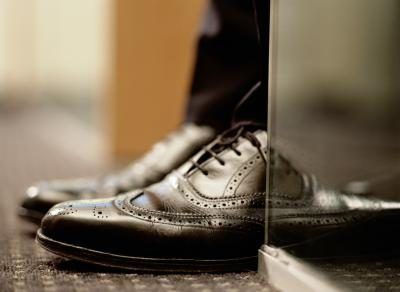 Chaussures de ville sur l'homme's feet.