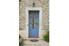 Une porte bleue accueille les visiteurs en Provence.