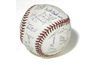Si vous avez une équipe de softball de l'entreprise, demander à chacun de signer une boule spéciale.