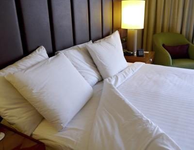 Oreillers de fantaisie sur un lit d'hôtel