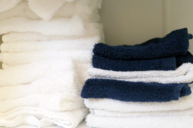 Comment puis-je obtenir l'odeur aigre de serviettes fois qu'ils ont séché?