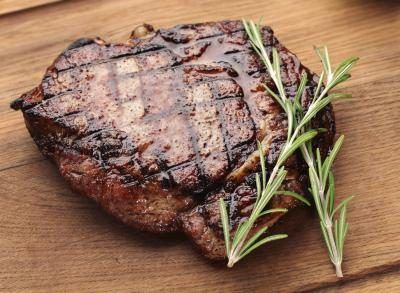 La viande rouge peut aggraver l'odeur de corps.