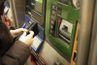 Une femme achète un MetroCard à un distributeur automatique à New York.
