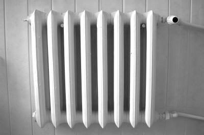 Blanc radiateur à eau chaude contre le mur