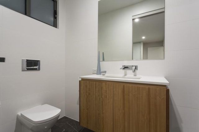 Salle de bains moderne avec de nouveaux meubles