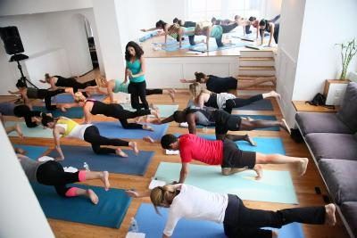 Un instructeur enseigne un cours de yoga dans un studio.