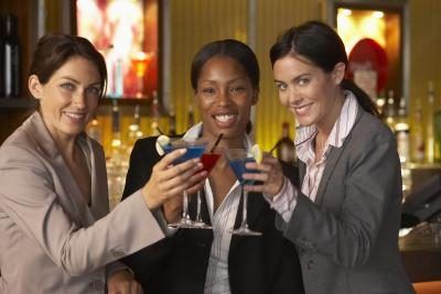 Trois collègues sortent pour un cocktail après le travail.