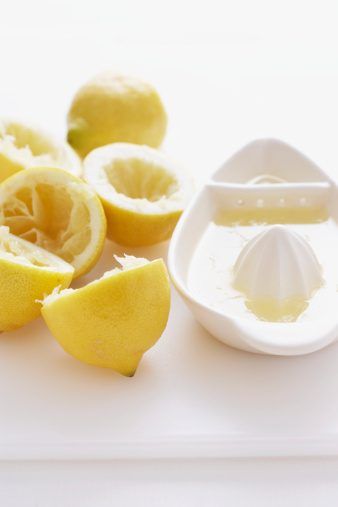 Saturer la pointe d'un coton-tige avec du jus de citron pur.