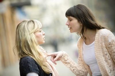 Deux femmes ayant une conversation tendue dans la rue.