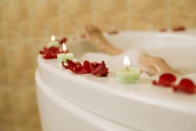 Créer l'allure détendue de spa luxueux en ajoutant simplement quelques aménagements simples.