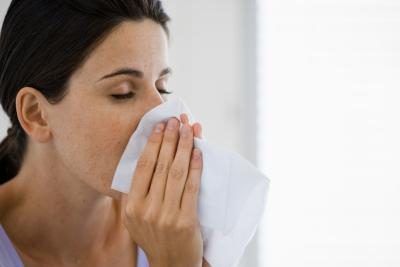 Les symptômes d'une haute IgE d'une allergie persistante peuvent ressembler à un rhume.