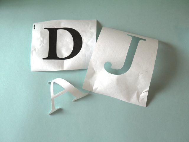 Pochoirs alphabet sont fabriqués à partir de papier de congélateur.