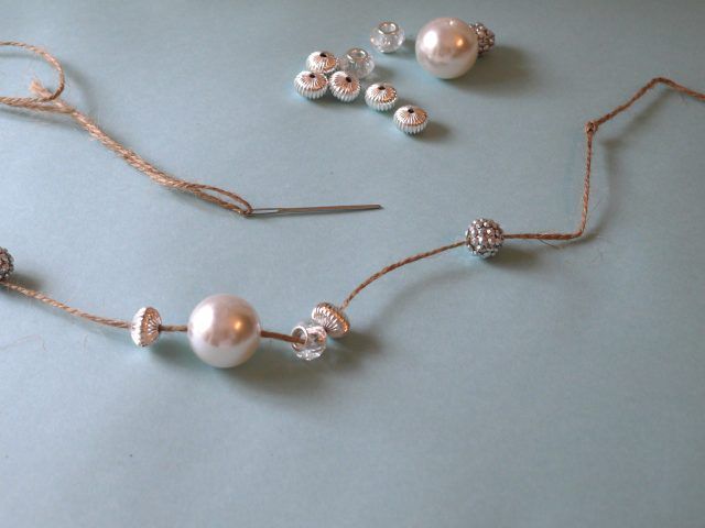Chaîne sur quelques perles décoratives.