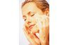 Le sérum entièrement naturel nettoie la peau des cellules débris, huile et les peaux mortes.