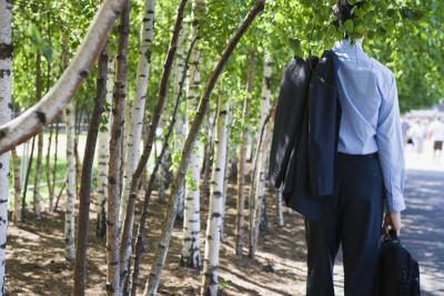 Jeune homme porte un blazer marine qui complète sa chemise bleue