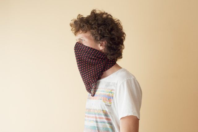 Comment attacher votre écharpe autour de votre visage