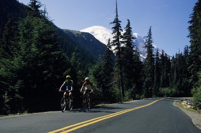 Cyclistes cheval sur une route à travers les montagnes.
