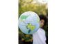 Jetant un globe gonflé est un moyen amusant d'apprendre sur la Terre.