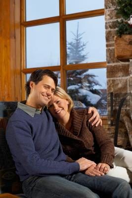 Couple dans la cabine d'hiver