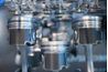 Un gros plan de trois pistons des cylindres dans une usine.