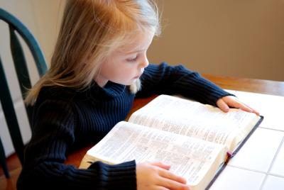 Fille lisant la Bible