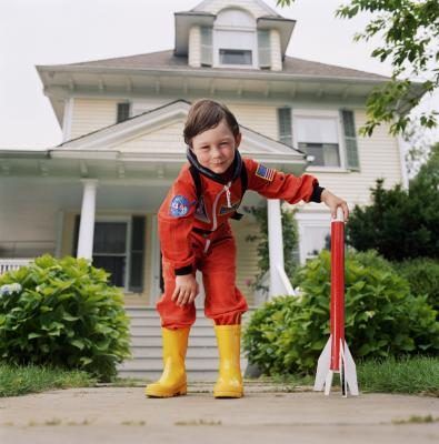 Boy in astronaute tenue fusée tenant