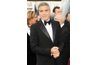 George Clooney porte un smoking crantée-cravate.