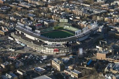 Une vue aérienne d'un stade de baseball dans une grande ville.
