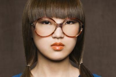 Un visage ovale peut porter leur choix de montures de lunettes.
