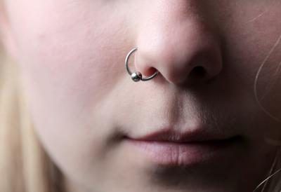 Femme avec anneau dans le nez