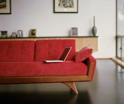 Red oreillers canapé accentués rehausser toute pièce en particulier quand il est associé avec des meubles en acajou