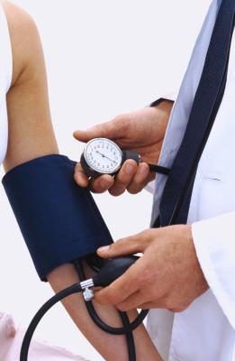 Un brassard de pression sanguine peut être utilisé pour diagnostiquer l'hypotension.