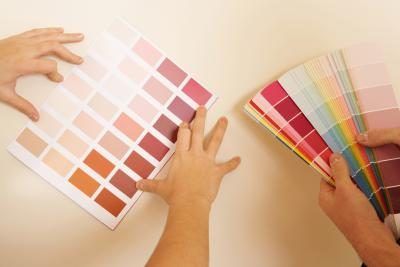 Choisissez une variété d'éclats de peinture de couleur pour vous aider à décider quelles couleurs serait fonction de votre maison mieux