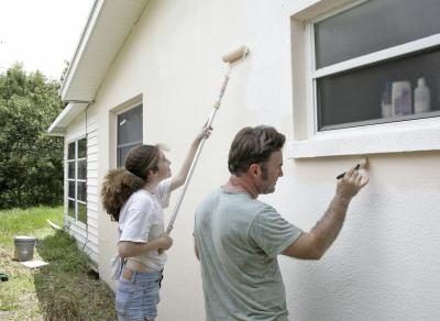 Testez vos couleurs sur une zone de la maison pas vu de la rue afin que vous puissiez avoir une meilleure idée de la façon dont une couleur de peinture regarde la maison après la peinture est sèche