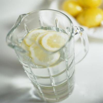 Essayez d'ajouter le concombre à la saveur de votre eau à la place du citron pour éliminer l'acide sur vos dents.